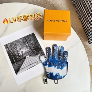 LV Pendant 4